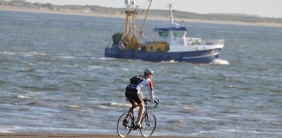 racefietser met op de achtergrond een schip racefietser met op de achtergrond een schip