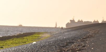Een groot schip verweg op het water Een groot schip verweg op het water