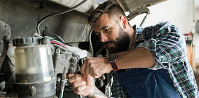 Man werkt aan auto Man werkt aan auto