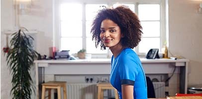 Jonge vrouw kijkt in de camera Jonge vrouw kijkt in de camera