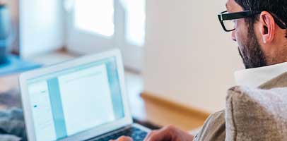 Man met laptop Man met laptop