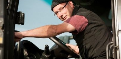 Een man die een vrachtwagen bestuurt