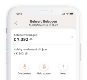 Beleggingsapp op smartphonescherm toont optie 'Geld storten' prominent, naast huidig vermogen van €7.392,11 en jaarrendement van +€240,15. Andere opties zijn Overboeken en Meer