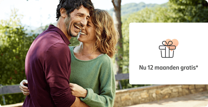 Lachend koppel met afbeelding in foto met aanbieding: nu 12 maanden gratis Lachend koppel met afbeelding in foto met aanbieding: nu 12 maanden gratis