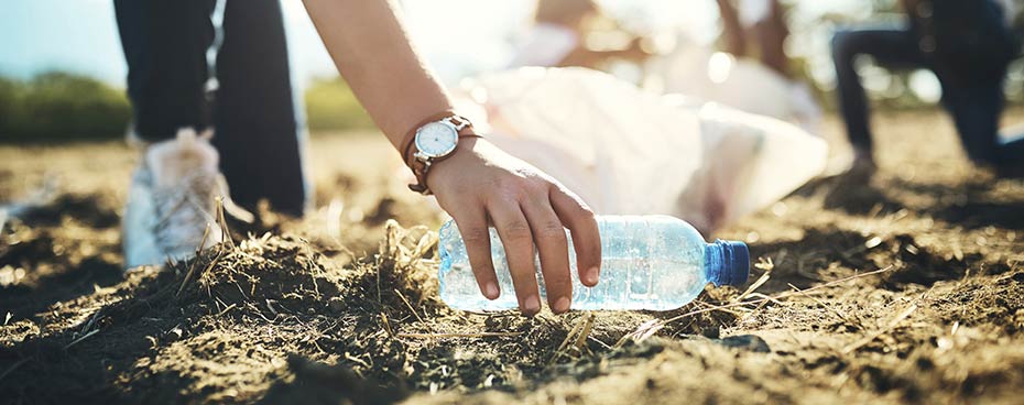 Een persoon die afval recycled