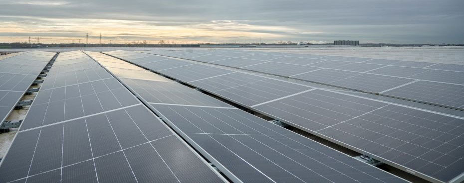 Zonnepanelenveld als onderdeel van energiehubs, met focus op verduurzaming en verzekerbaarheid in de energietransitie.