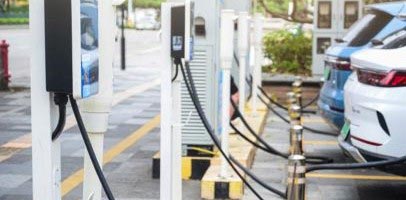 2 auto's die verbonden zijn aan laadpalen