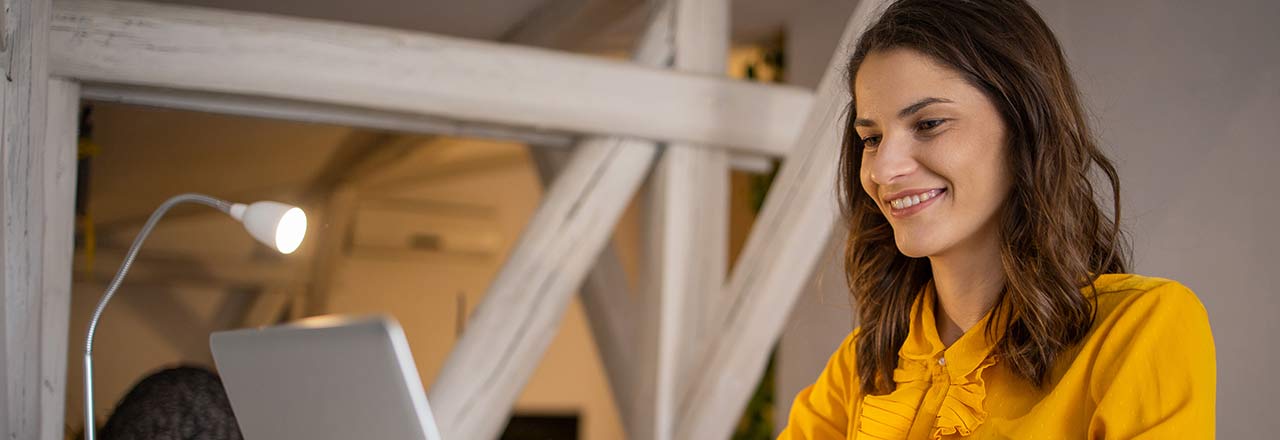 Lachende vrouw met laptop