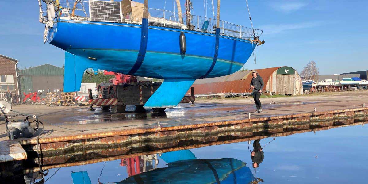 Een blauwe boot die op het droge staat in de jachthaven