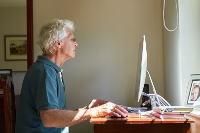 Man achter computer Man achter computer