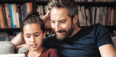 Een man en een vrouw zitten achter een laptop te werken Een man en een vrouw zitten achter een laptop te werken