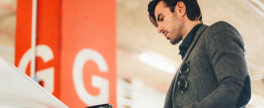 Een man tankt bij benzinepomp Een man tankt bij benzinepomp