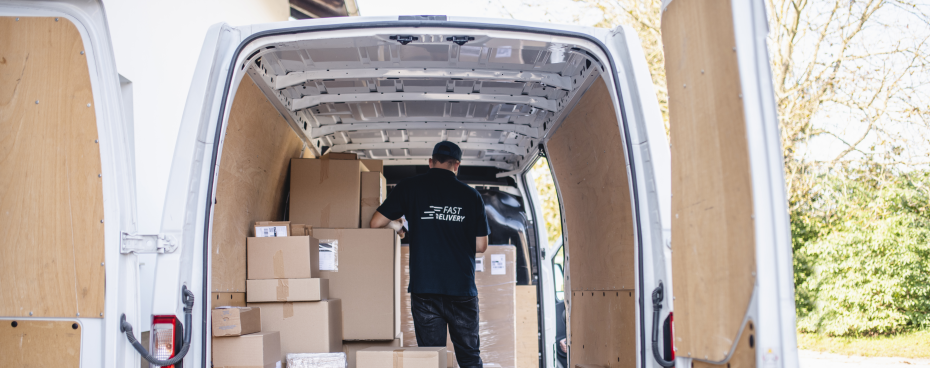 Een bestelbus met open achterdeuren die checkt of die al voorbereid is op de zero-emissiezone