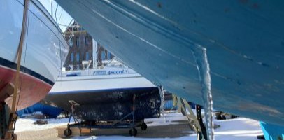 Boten staan op het droge in de scheepswerf van een jachthaven Boten staan op het droge in de scheepswerf van een jachthaven