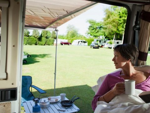 Mag je permanent wonen in een camper?