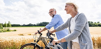 Oudere man en vrouw op de fiets Oudere man en vrouw op de fiets
