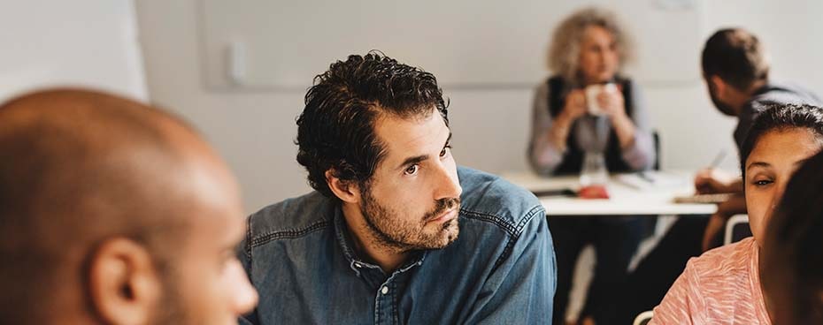 Collega's in gesprek aan tafel Collega's in gesprek aan tafel