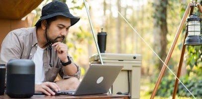 Ondernemer Jack kijkt op een laptopscherm