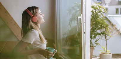 Vrouw met koptelefoon