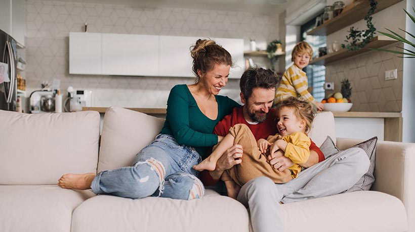 Zorgeloze familie op de bank